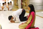 9___Following_the_arti___Mr_Sunak_and_Mrs_Murty_reverently_bow_down_to_the_murti.jpg